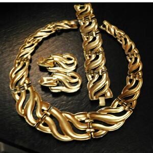 Groovy Vintage Full Parure of Golden Waves Choker Bracelet Clip On Earring Set
